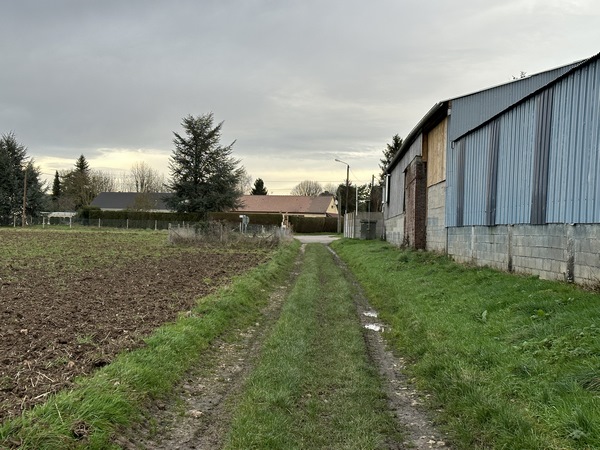Nous arrivons au hameau du Colombier, nous allons prendre la route sur la droite.