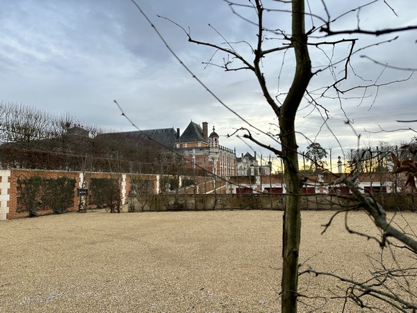 Le château est somptueux, mais protégé par un mur ou des haies, et fermé en hiver, il faut se faufiler pour prendre des photos.&nbsp;