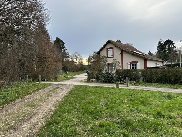 Nous retrouvons l'ancienne voie ferrée, avec ici une ancienne maison de garde-barrière. Nous allons la suivre sur la droite.