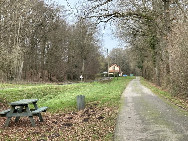 Au niveau de l'ancienne gare de Villez St-Opportune, nous quittons la Voie Verte et continuons sur la route de Villez.
