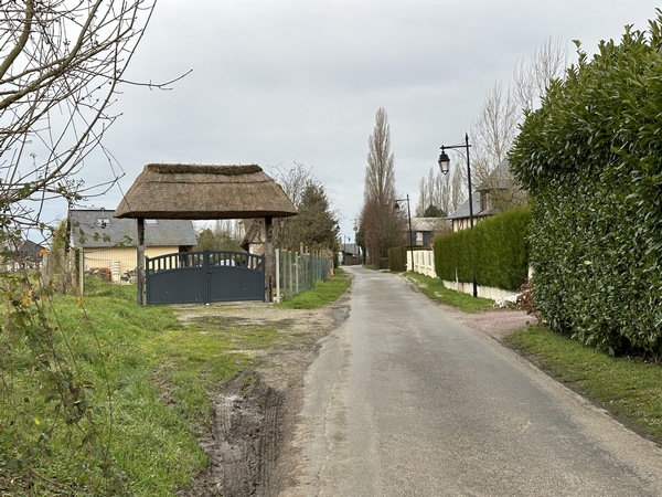 Nous entrons dans Ste-Opportune-du-Bosc par la route de Villez.