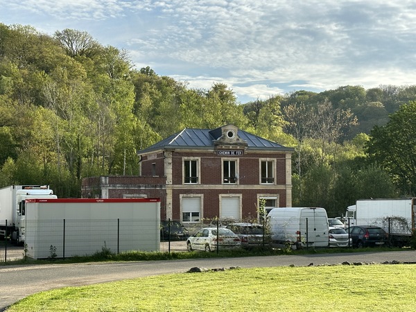 Le départ se fait au niveau de l'ancienne gare de la forêt de La Londe, qui abrite désormais une entreprise privée.