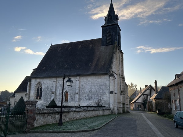 Nous partons du petit parking de l'église Saint-Gaud de Normanville (XIIIe).