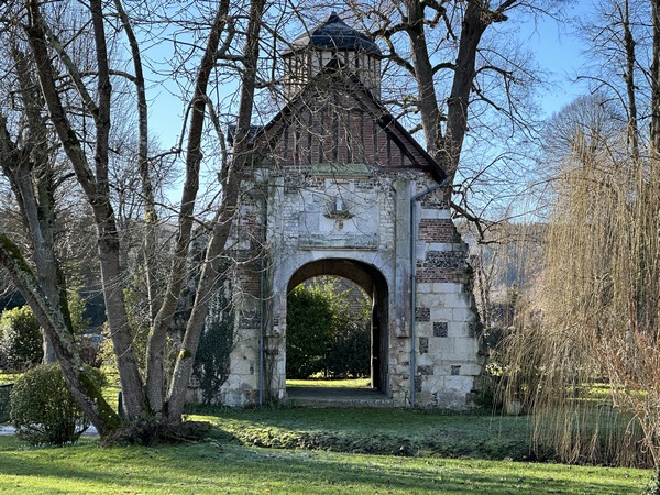 Poterne du château de Normanville. C'est le seul vestige de l'habitation des seigneurs de Normanville.&nbsp;