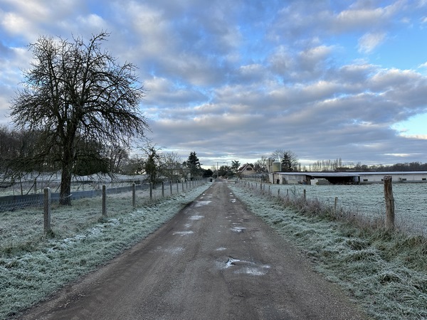 Nous sortons du bois et entrons dans Gadenvilliers.