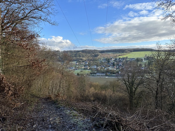 Nous entamons la descente vers St-Germain, avec un beau point de vue sur la vallée de l'Iton.