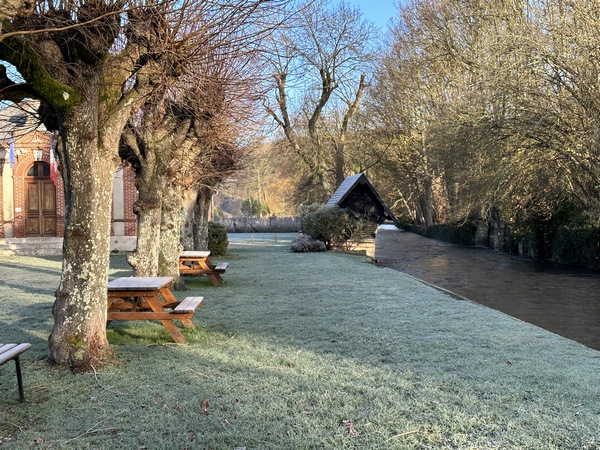 A Saint-Germain-des-Angles, une aire de pique nique est aménagée le long de l'Iton. L'endroit est délicieux, impossible de ne pas y prendre une pose.&nbsp;