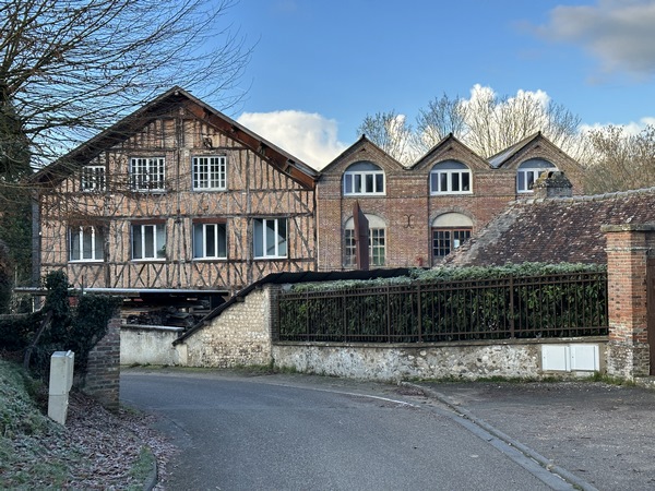 Nous longeons l'Usine à Zabu. Le sculpteur Jean Zabukovec avait sauvé de la ruine cette ancienne filature, et en avait fait son atelier et la maison de sa famille. L'Usine est aujourd'hui un lieu d'expositions.