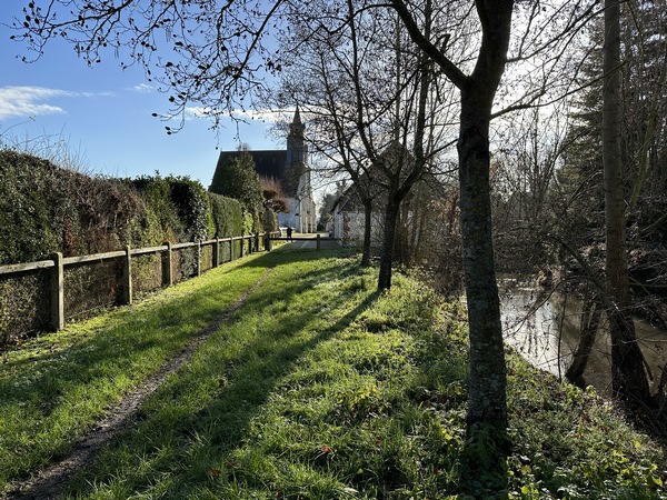 Dernier chemin, le long de l'Iton, avec en face l'église Saint-Gaud.