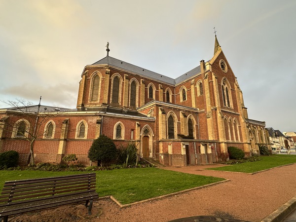 Nous partons du parking de l'église Saint-Aubin (XIXe), et prenons la direction du nord, vers la mer.