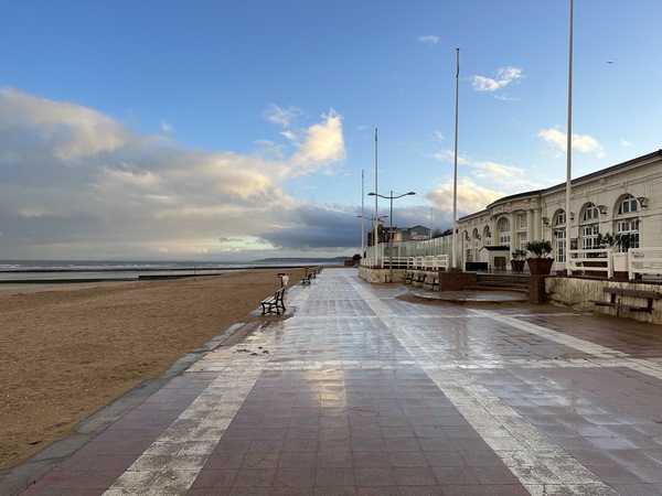 Nous suivons la Promenade Roland Garros en direction de l'est.