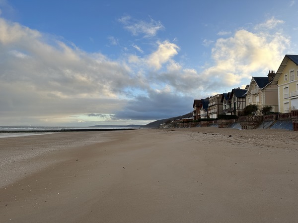 Nous quittons Houlgate par la plage. Nous sommes partis 1/2 heure avant la basse mer. Le sable est ferme, nous marchons sans difficulté.