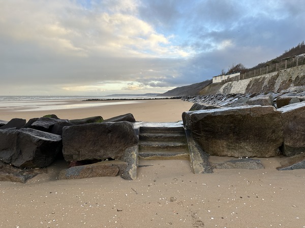 Les épis de protection de la plage sont équipés d'escaliers !