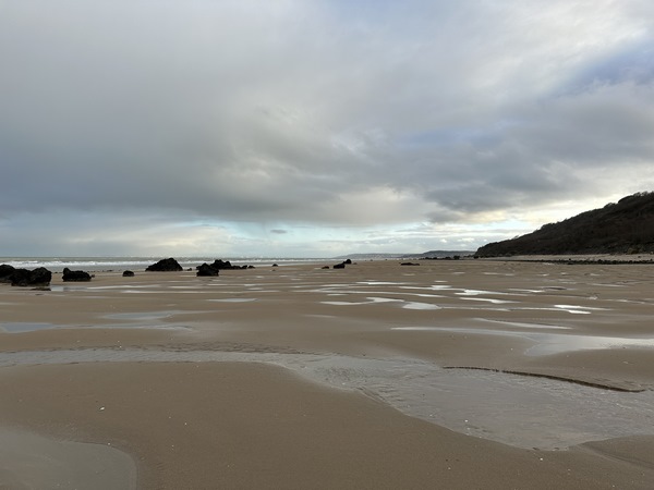 Les falaises des Vaches Noires tirent leur nom de ces roches qui ont roulé sur la grève.