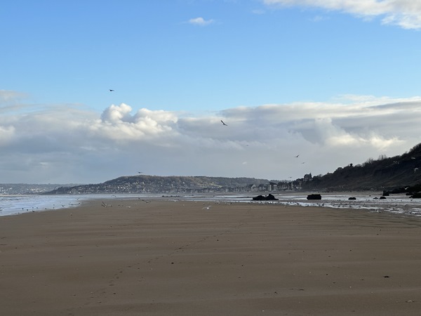 Nous voyons déjà Villers-sur-Mer.