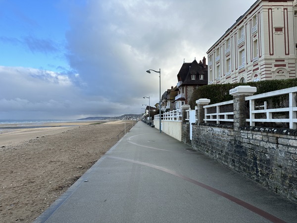 Nous suivons un peu la Promenade de l'Europe, et allons tourner à droite, vers la ville.