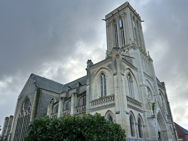 Nous longeons l'église Saint-Martin (XIXe), et tournons vers l'ouest.