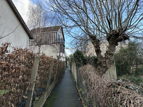 Non loin de l'église, se trouve ce passage qui monte gentiment vers la ville haute.