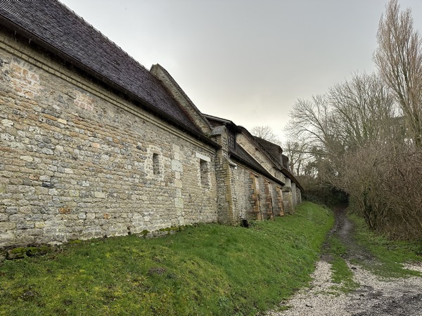 Nous longeons le Manoir, sur le chemin du Manoir à l'Eglise.