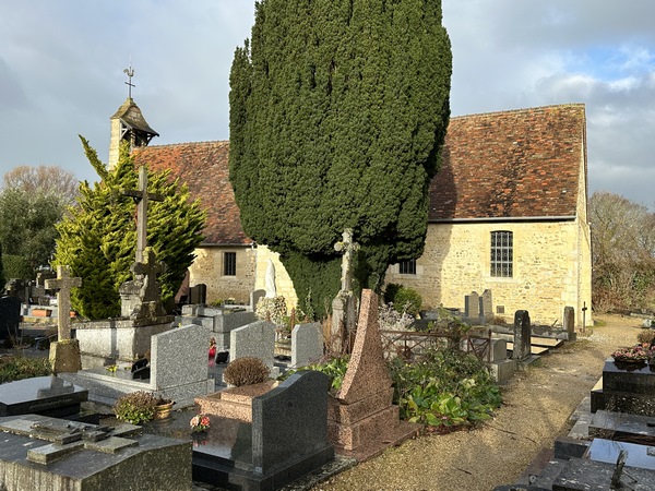 Voilà la petite église Notre-Dame d'Auberville (XIIe XVIIe) qui surplombe la mer.