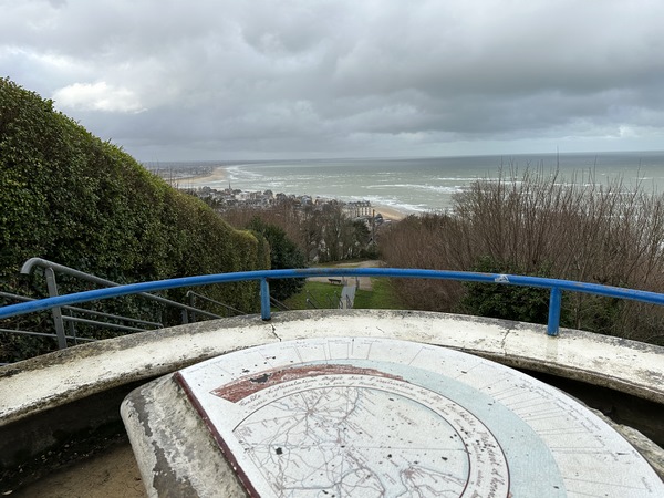 Nous arrivons au niveau de la table d'orientation, peinte et dressée en 1958.