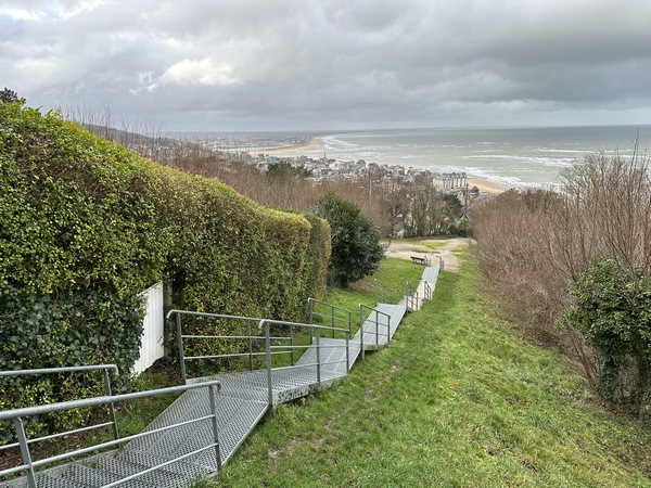 Depuis la table d'orientation, un long escalier descend vers Houlgate.