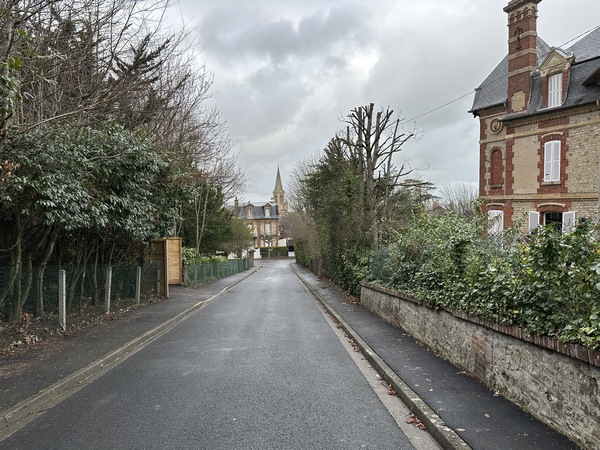 Nous fermons la boucle par les rues d'Houlgate. En face, on distingue la flèche de l'église Saint-Aubin.