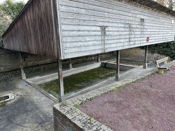 Nous suivons la rue Pierre Simon Laplace (natif de Beaumont, il est l'un des principaux scientifiques de la période napoléonienne.) et longeons l'ancien lavoir municipal.
