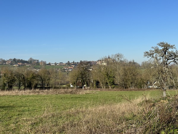 Nous retrouvons le GR26 sur le chemin du Bois Jourdain Bas et le chemin du Moulin. On voit déjà Beaumont au loin.