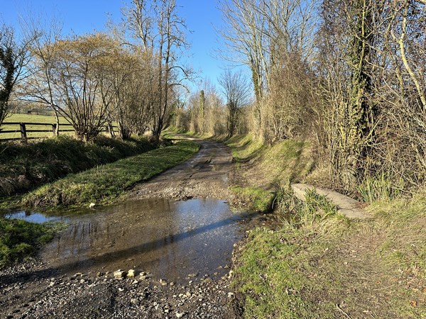 Chemin du Moulin, gué et passerelle du Douet du Moulin.