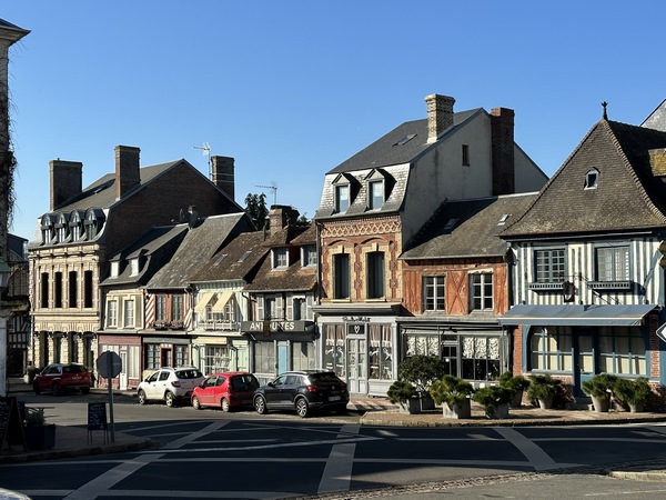 Nous voilà de retour au centre de Beaumont-en-Auge.