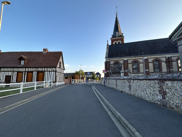 Je pars du parking de l'église Saint-Aubin, et je prends la direction du nord, le long de l'église.