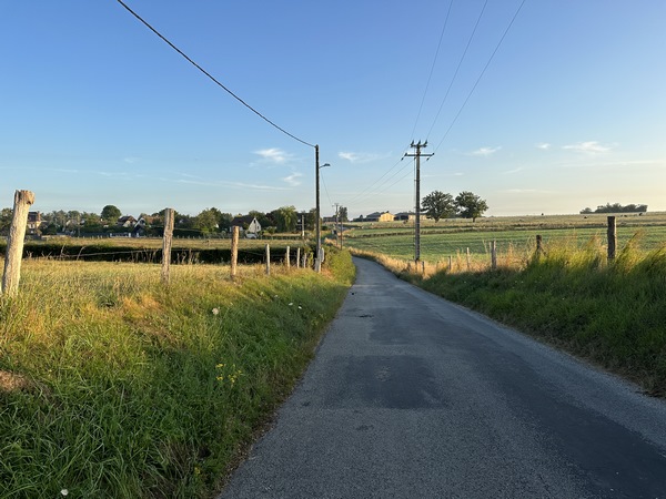 Je sors du bourg de Saint-Aubin par la petite rue Incarville qui reliait la paroisse de Saint-Aubin au château des seigneurs d'Incarville. Le manoir existe toujours.<br>