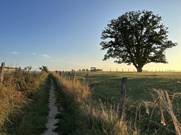 Je quitte la rue Incarville au calvaire, pour suivre, en face, le chemin de Celloville.