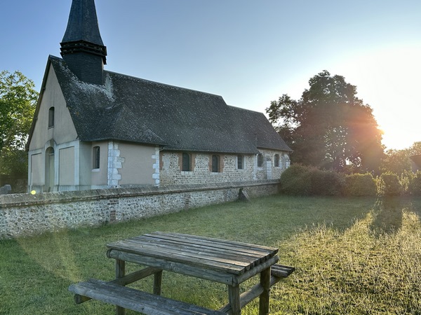 Me voilà au niveau de l'église St-Pierre-et-St-Laurent de Celloville. Les premières traces de l'église remontent au XVIe siècle. Le conseil municipal vota sa démolition en 1880, et face au refus de la préfecture décida les travaux de rénovation.&nbsp;