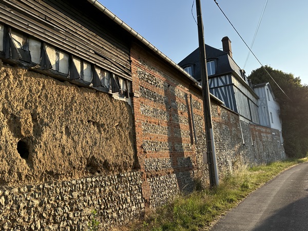 Je vais prendre le chemin à gauche, après ce patchwork de murs de la ferme du Thuit.