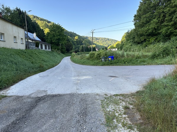 Le chemin de la Source devient une route en arrivant à Saint-Adrien. C'est le moment de le quitter pour monter à droite vers Belbeuf.