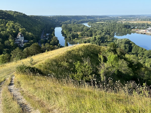 A la sortie du bois on découvre l'époustouflant panorama sur la vallée de la Seine. C'est le plus beau panorama de l'agglomération rouennaise. D'autres photos sont dans l'album de la rando.