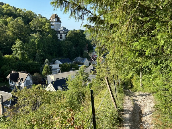 En descendant vers Saint-Adrien, on voit le manoir des Ifs que je vais longer tout à l'heure.