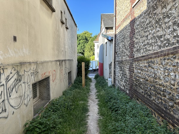 En quittant le chemin, vais tourner à droite sur la D6015 pour faire un court aller-retour vers la chapelle Saint-Adrien.