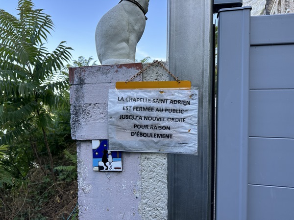 L'accès à la chapelle est fermé en ce moment pour risque d'éboulement. L'association qui la gère fait son possible pour financer les travaux.