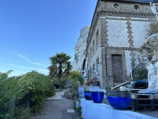 En photographiant au-dessus du portail, on ne peut voir que la grille de la chapelle après la maison.