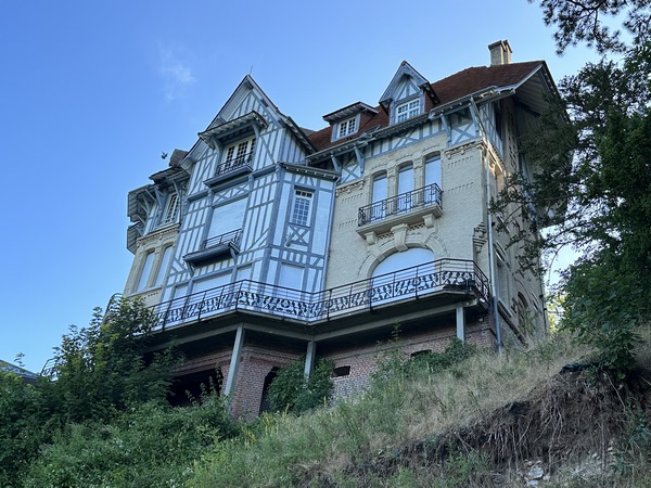 Je continue sur le Chemin d'Incarville. Je longe le Manoir des Ifs, étonnante construction du XIXe, qu'on imaginerait plutôt sur la Côte Fleurie.