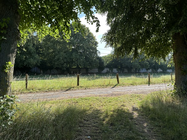 Le manoir d'Incarville est en face, invisible derrière ses murs et son bois.