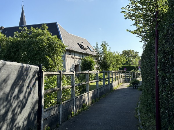 Je ferme la boucle par ce passage qui relie la mairie et l'église.