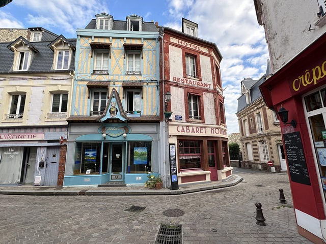 Nous partons du parking de la Place du Lavoir (marché les mardis et samedis), et traversons Villerville en passant devant le Cabaret Normand, utilisé pour le tournage du Singe en Hiver.&nbsp;