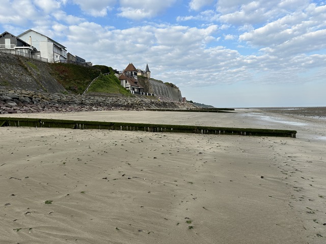Nous rejoignons la plage et marchons en direction de Trouville.&nbsp;