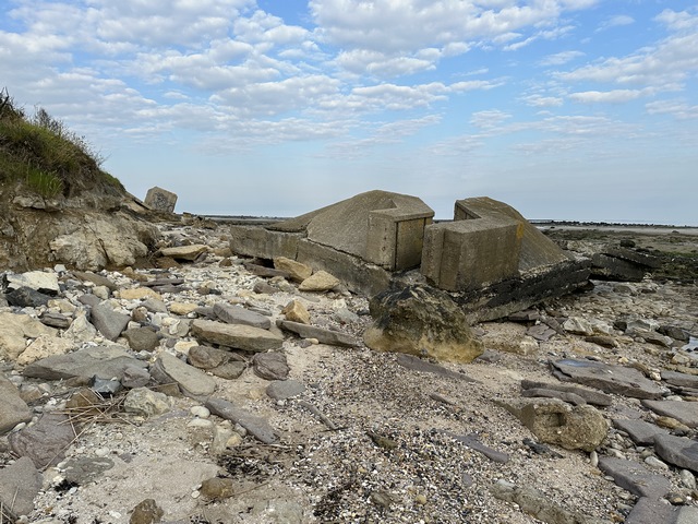 Passage rocheux sans difficulté à la Pointe du Heurt. Nous contournons les vestiges d'un blockhaus.