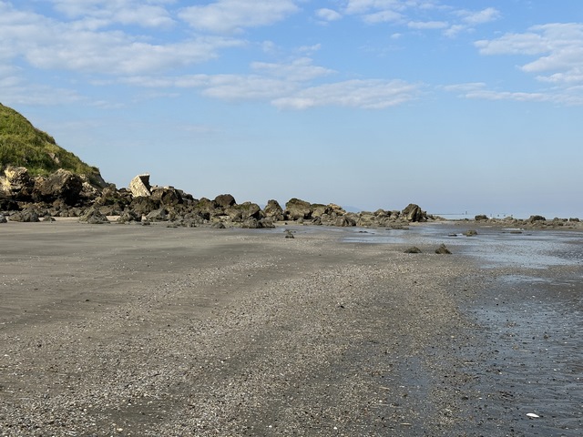 Deuxième passage rocheux, avec un couloir de sable à droite.