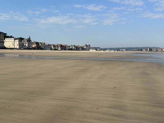 Nous arrivons sur la Grande Plage de Trouville.
